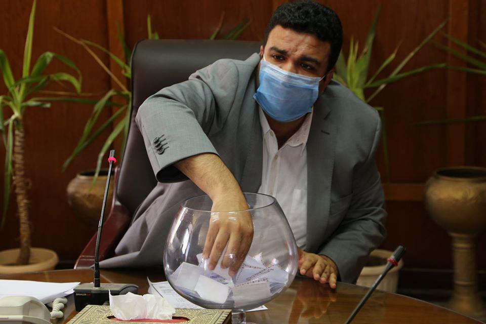 الدكتور عبد الله رمضان يسحب ورقة من كأس القرعة  