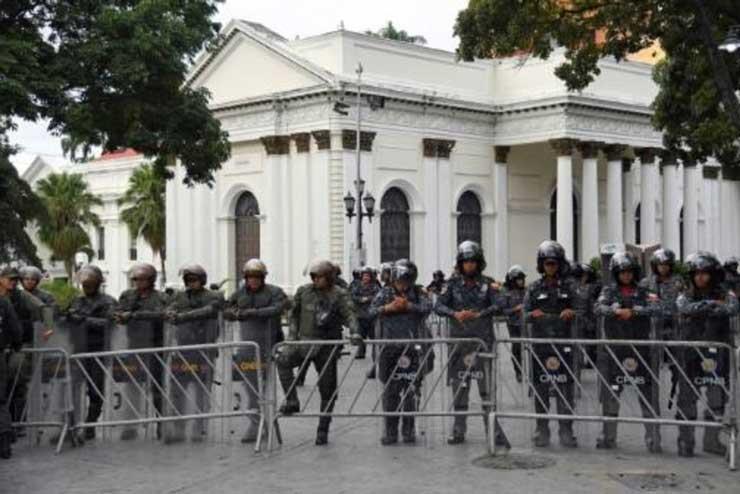 رجال أمن يحيطون بمقر الجمعية الوطنية في كراكاس