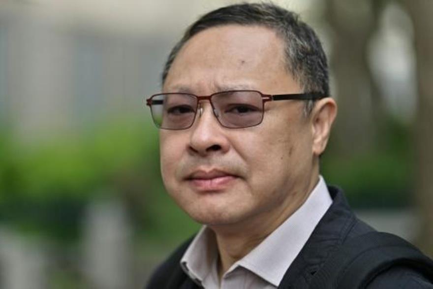  علن استاذ الحقوق بيني تاي (56 عام) أنه تم فصله من