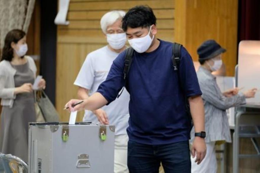  رجل يدلي بصوته في انتخابات حاكم مدينة طوكيو في مر