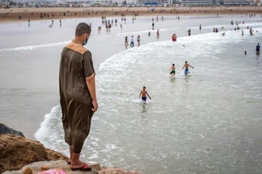 مغاربة عند شاطئ مدينة سلا الواقعة شمال العاصمة الر