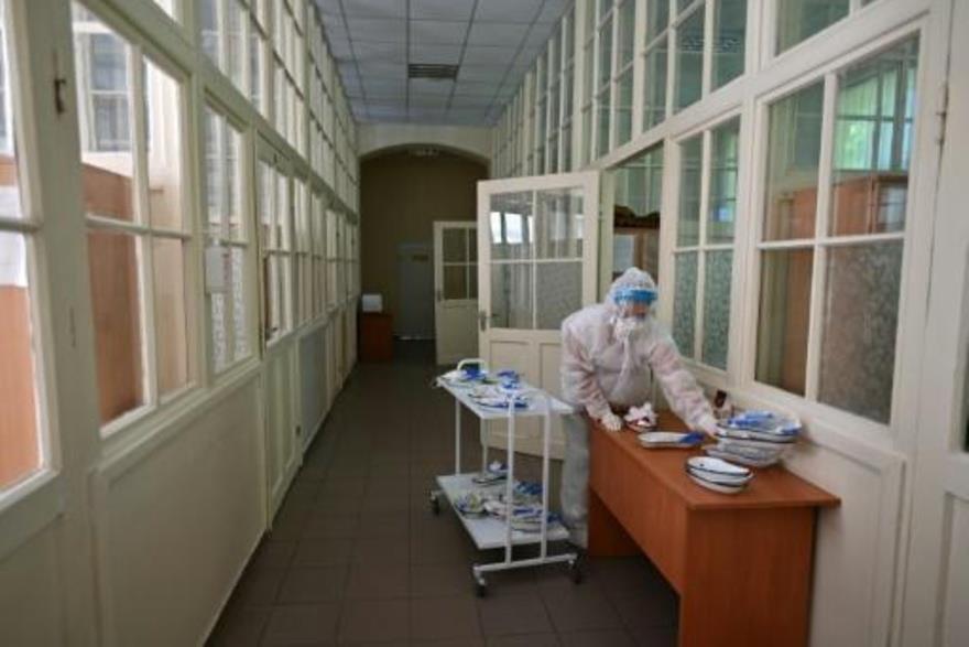 ممرضة أوكرانية تستعد لمعالجة مرضى في وحدة كوفيد-19