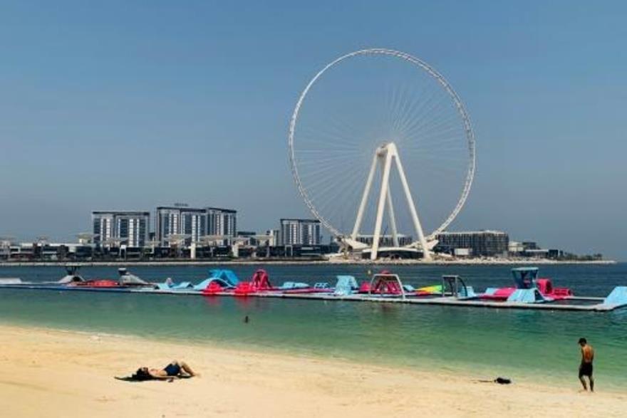  رجل يستلقي تحت أشعة الشمس على أحد شواطىء دبي في 7