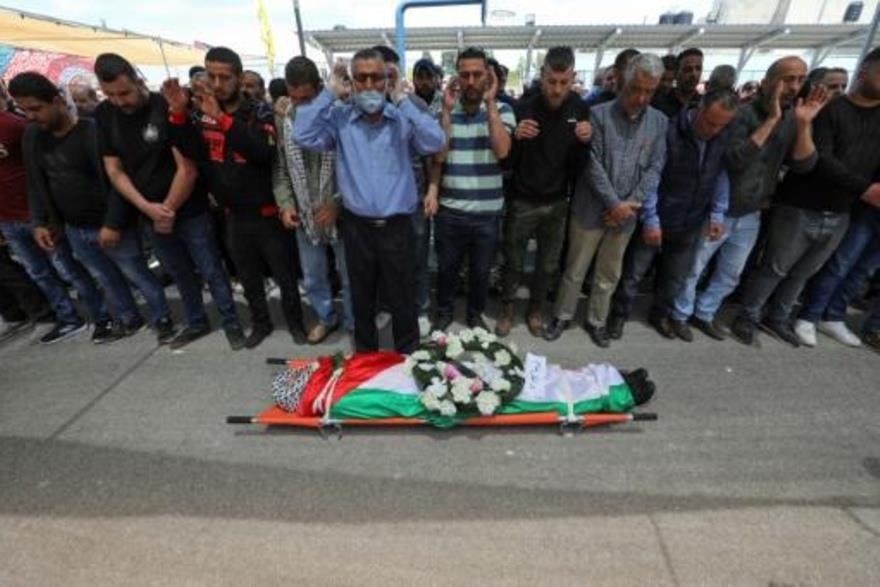 خلال الصلاة على جثمان الفلسطيني نور البرغوثي الذي 