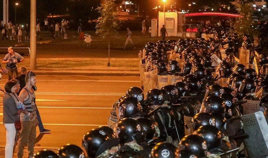 اشتباكات بين الشرطة ومحتجين في بيلاروسيا