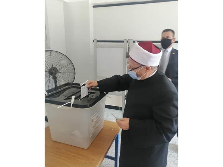 المفتي يدلي بصوته في انتخابات الشيوخ
