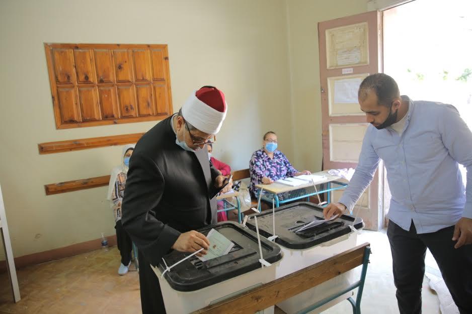 قيادات الأزهر يدلون بأصواتهم في انتخابات مجلس الشي