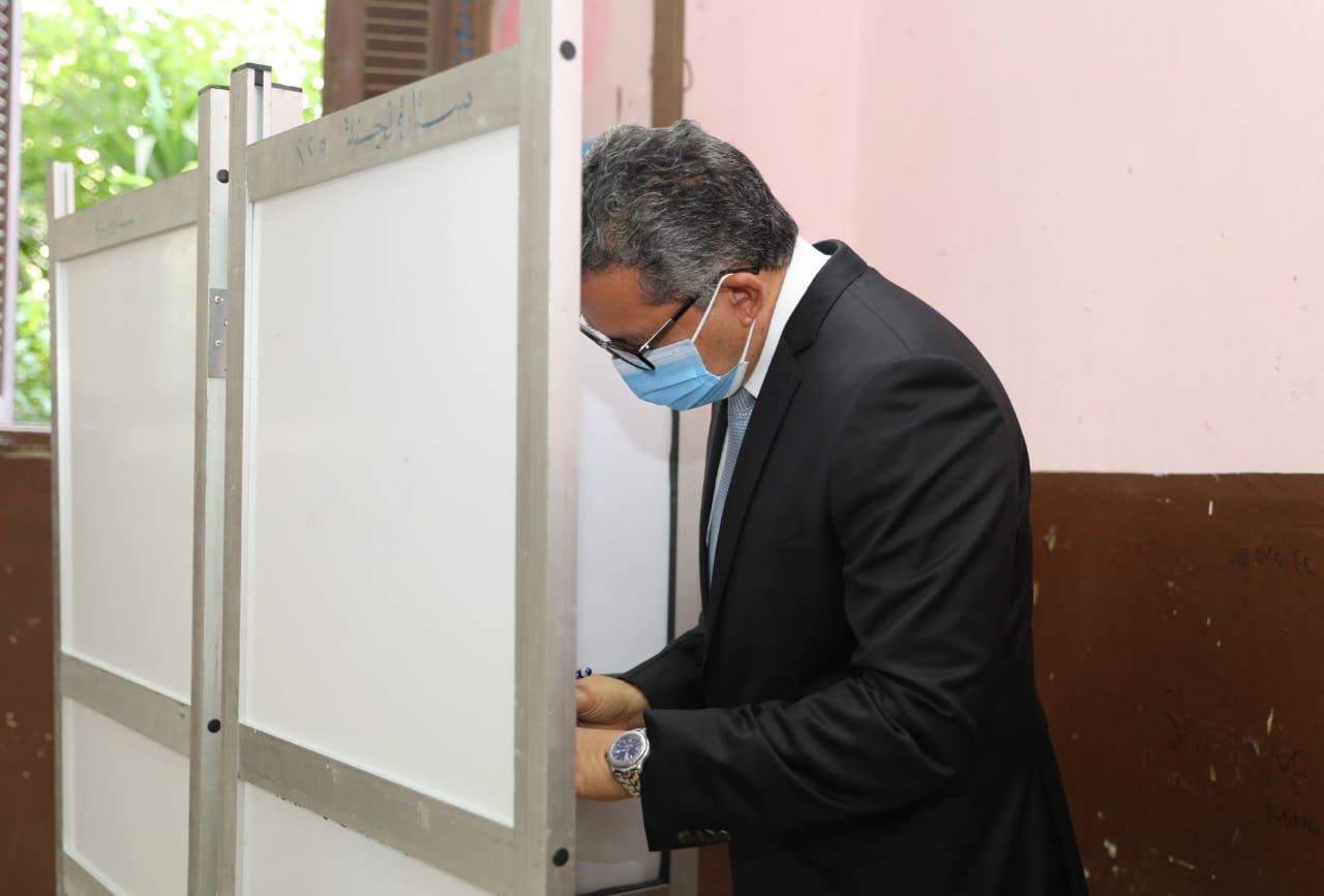 وزير السياحة والآثار يدلي بصوته في انتخابات مجلس الشيوخ  (2)