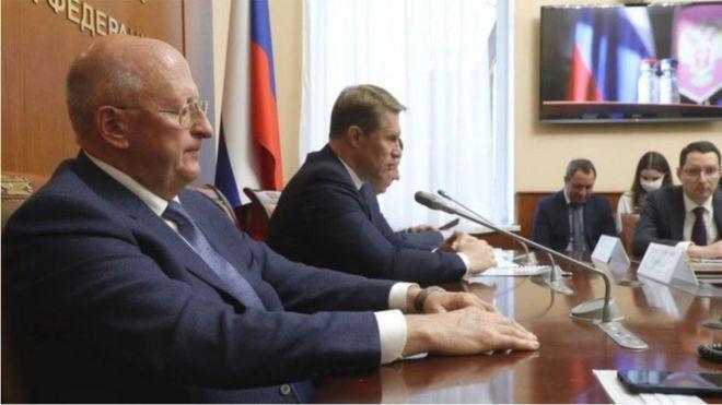 انتقد وزير الصحة الروسي (يسار) الشكوك واسعة النطاق