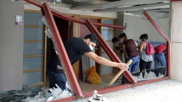 لبنانيون يساعدون في تنظيف المستشفيات من آثار الدما