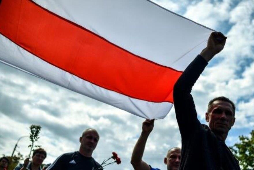 انصار المعارضة يرفعون علم بيلاروس السابق