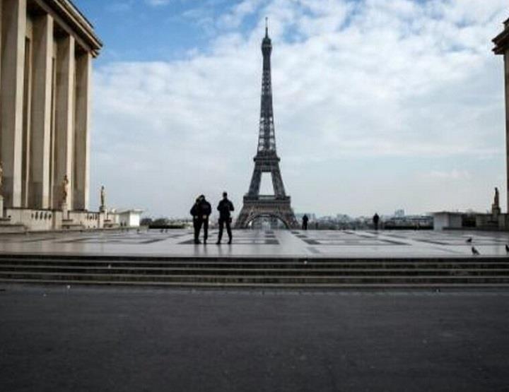  ساحة تروكاديرو في باريس خالية وبدا برج ايفل في 17