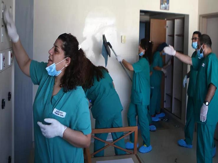 ممرضات من مستشفى سان جورج أثناء تنظيف إحدى الغرف ا