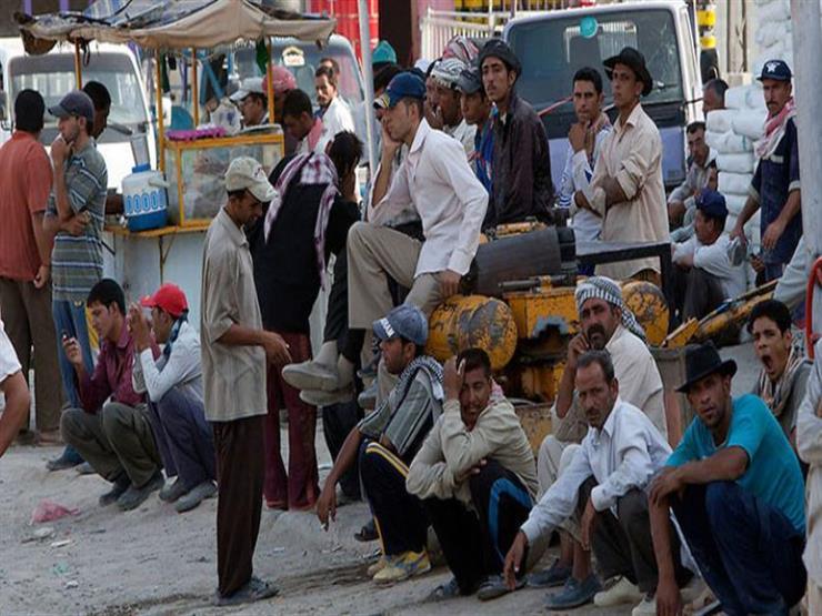 عمال باليومية ينتظرون عمل 