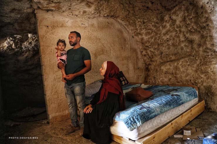 فلسطيني يعيش مع أسرته في كهف