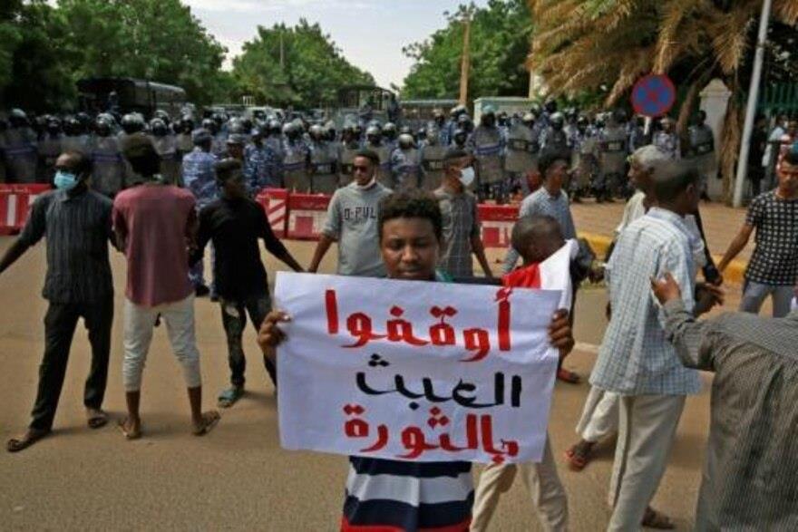 محتجون سودانيون أمام مجلس الوزراء في قلب العاصمة ا