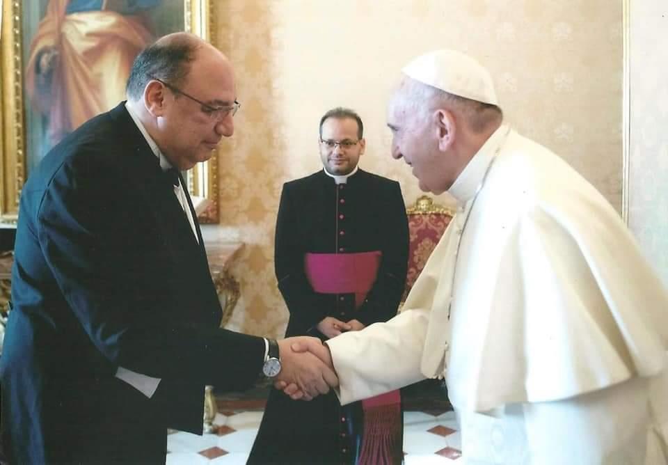 الفاتيكان يمنح السفير المصري لديه وسامًا بدرجة فار