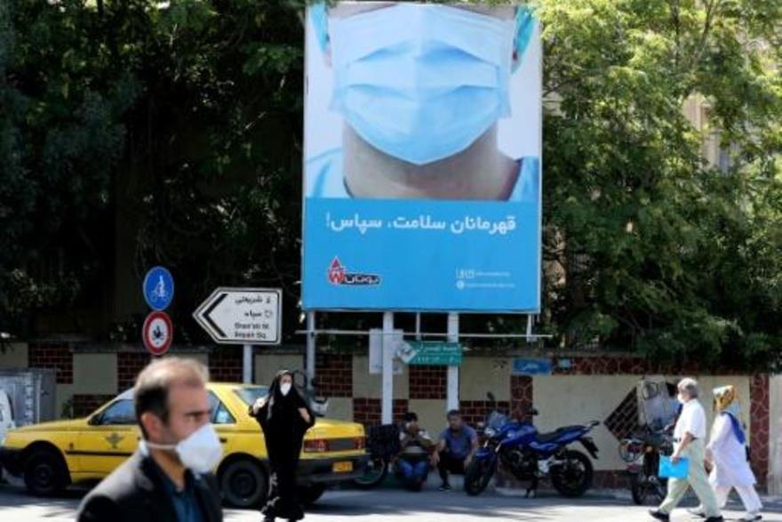 ايرانيون يضعون الكمامات في احد شوارع طهران