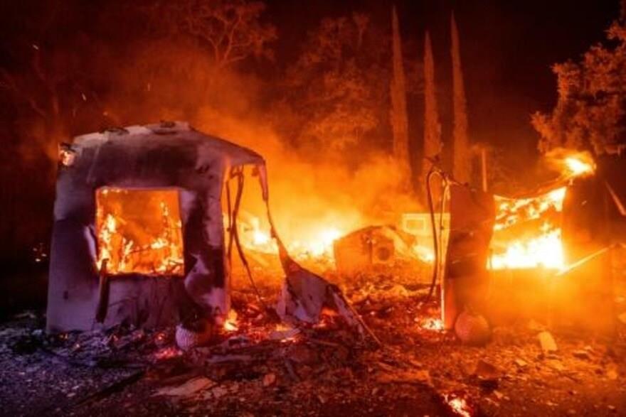 منزل يحترق في كاليفرونيا