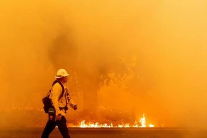 رجل إطفاء يشارك في عمليات مكافحة الحرائق في كاليفو
