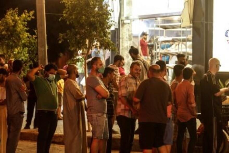 فلسطينيون يصطفون أمام أحد المخابز في قطاع غزة