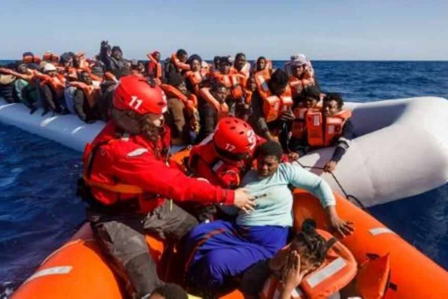إغاثة مهاحرين في المتوسط قبالة السواحل الليبية
