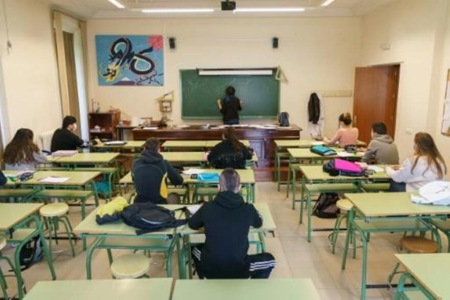 تلاميذ في أحد الصفوف الدراسية في إسبانيا