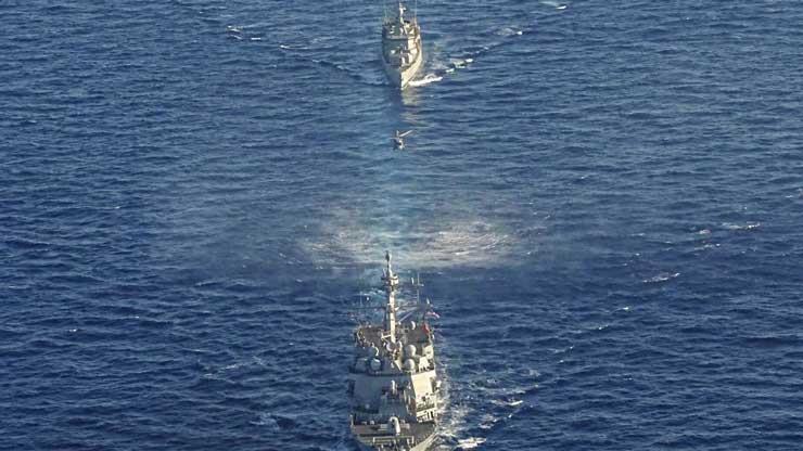 صورة نشرتها وزارة الدفاع اليونانية تظهر سفينتين تش
