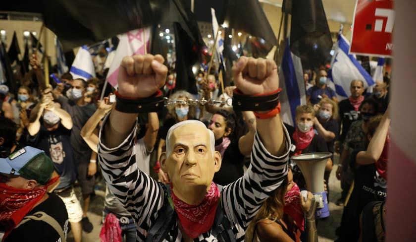 آلاف المتظاهرين يطالبون نتنياهو بالاستقالة