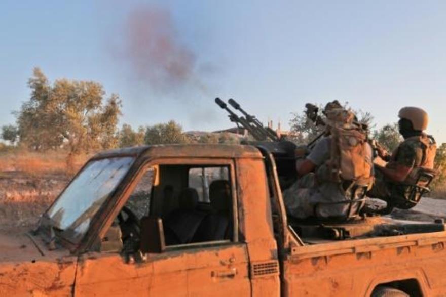 عناصر من هيئة تحرير الشام على متن شاحنة في إدلب بت
