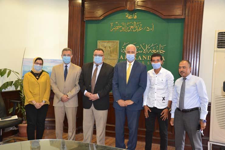 جامعة الإسندرية تكرم الطالب المتفوق بائع الفريسكا