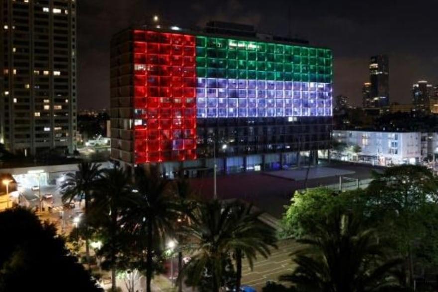 ألوان العلم الإماراتي على مبنى بلدية تل أبيب