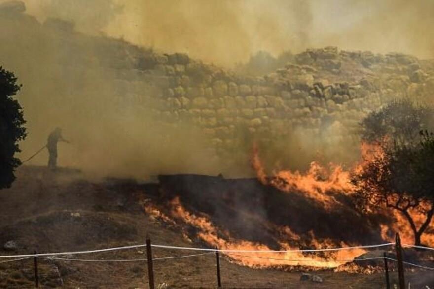 اطفائي يسعى لاخماد حريق غابات قرب موقع ميسينا الاث