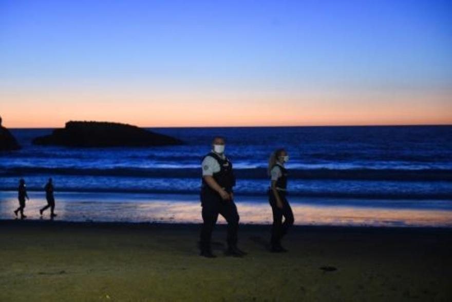  دورية للشرطة في شاطئ بياريتز الفرنسي في 4 آب/أغسط