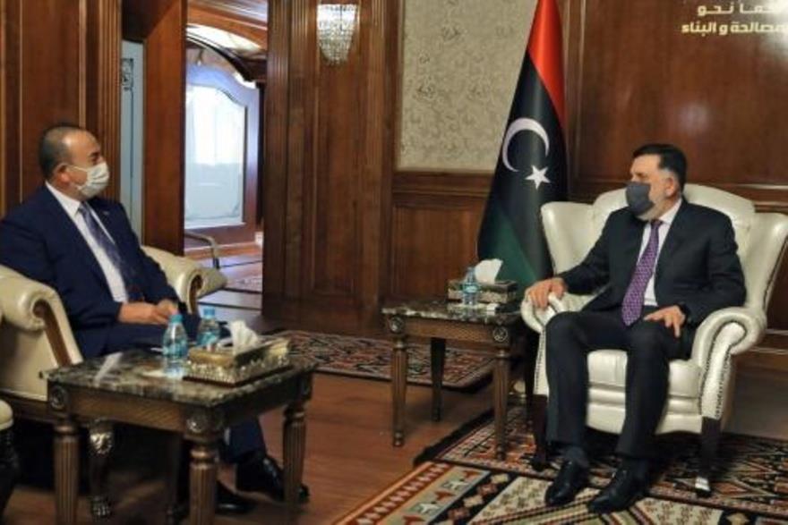  رئيس حكومة الوفاق الليبية فايز السراج (يمين) مستق