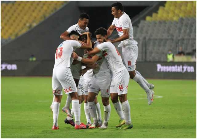 احتفال لاعبو الزمالك بهدف محمود علاء في المصري