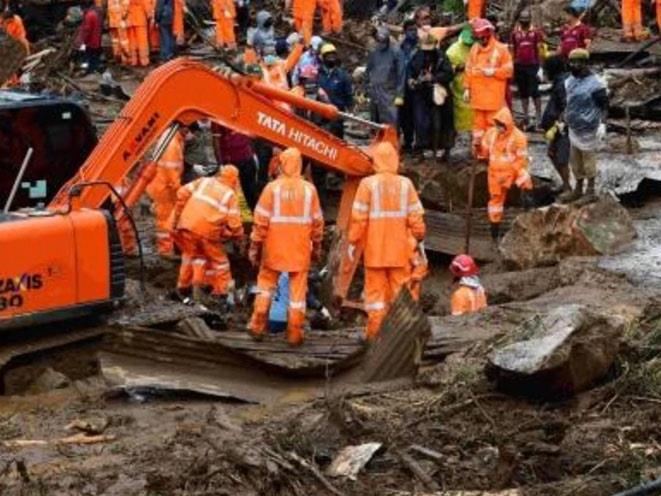 عمال الإنقاذ يبحثون عن مفقودين بعد الانهيار الأرضي