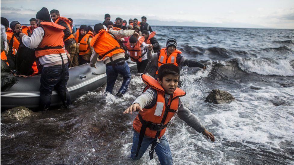 لاجئون عند وصولهم إلى شواطئ جزيرة ليزبوس اليونانية