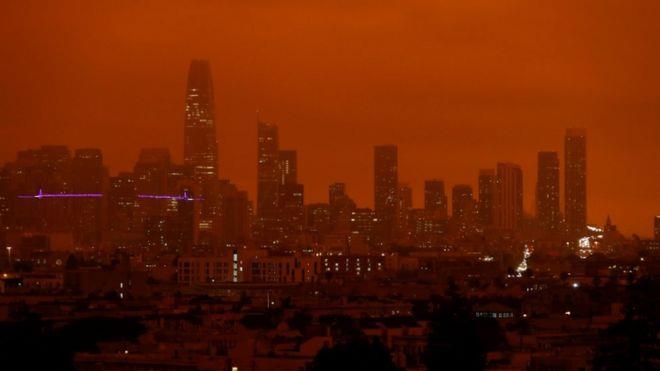 سماء سان فرانسيسكو المظلمة جراء حرائق غابات كاليفو