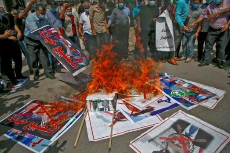 متظاهرون يحرقون صورا لولي عهد أبو ظبي محمد بن زايد