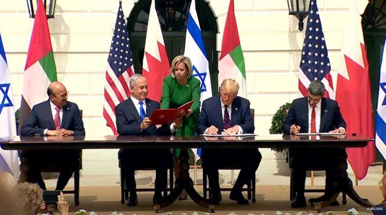 لحظة توقيع اتفاقيات السلام بين إسرائيل والإمارات و