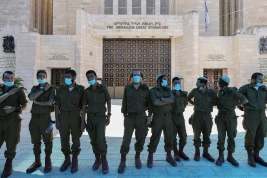  جنود إسرائيليون يقفون خارج الكنيس اليهودي الكبير 
