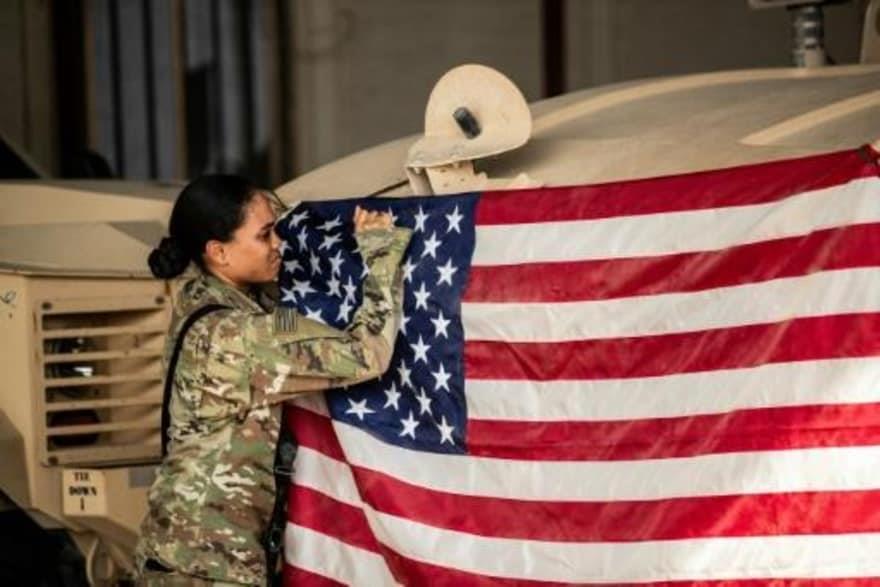 جنجية أميركية ترفع العلم الأميركي في قاعدة عسكرية 
