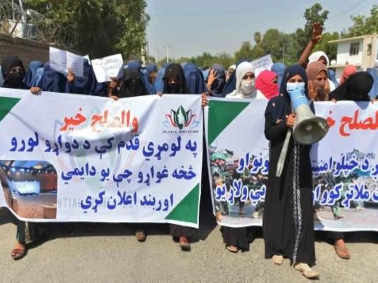 أفغانيات خلال مسيرة لدعم محادثات السلام بين الحكوم
