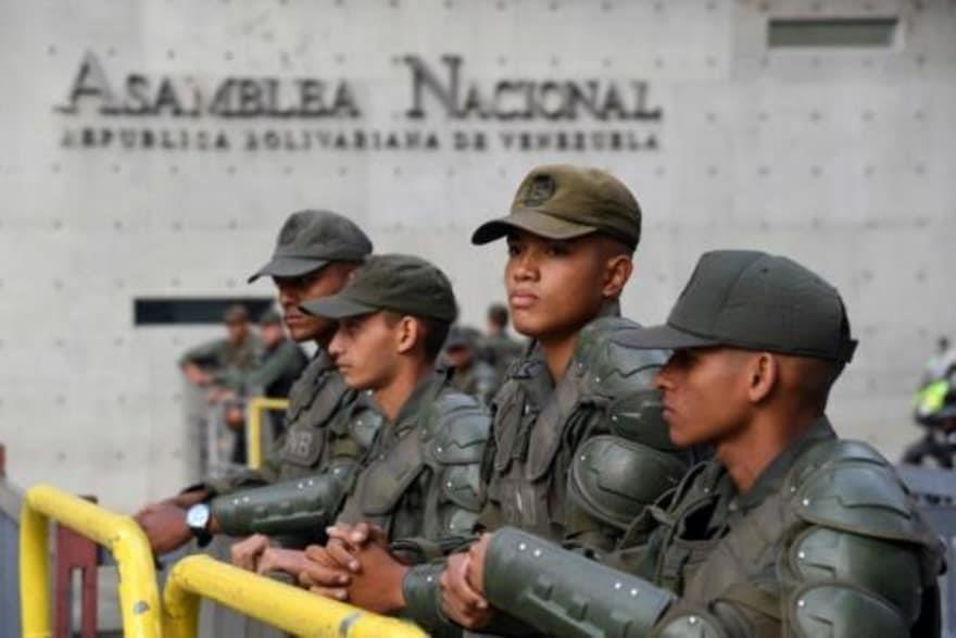 عناصر من الحرس البوليفاري الوطني أمام مقر الجمعية 