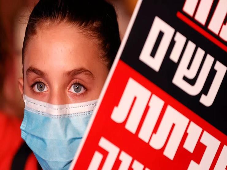 إسرائيلية تحمل لافتة خلال تظاهرة في تل أبيب ضد الع