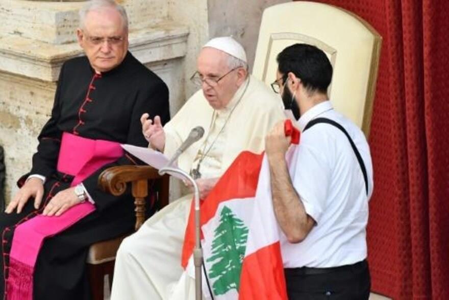 البابا فرنسيس يلقي كلمة يتناول فيها الوضع في لبنان