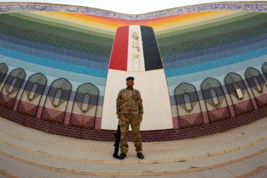 جندي عراقي عن جامع الرحمن الذي تم تشييده عام 1989 