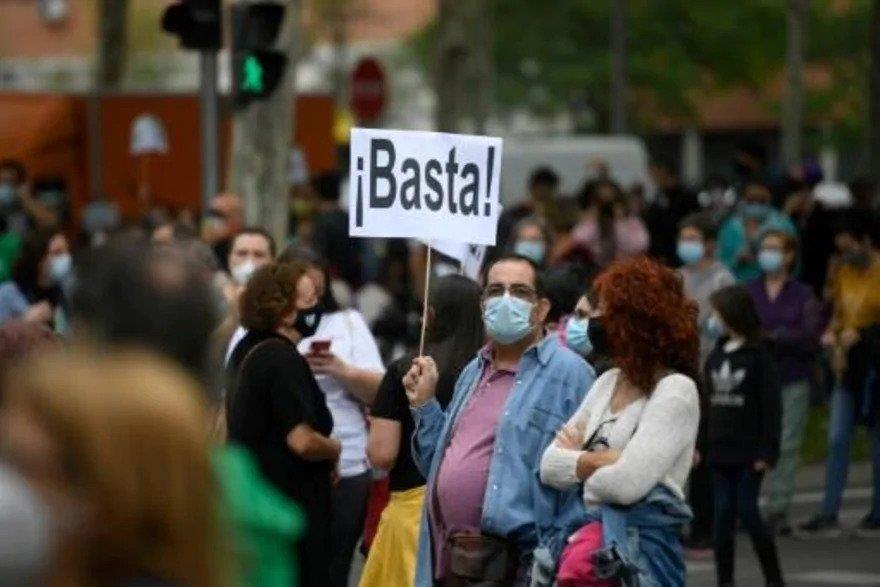 لافتة كتب عليها ''كفى'' رفعت خلال تظاهرة في مدريد 