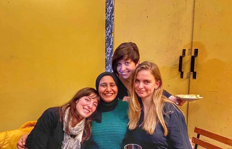 ريهام الشرقاوي مع صديقاتها من جنسيات مختلفة